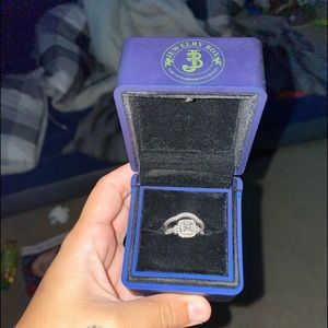 This is a white 10k gold ring , it is size 7!